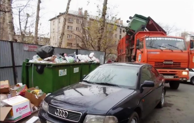 В Петербурге ввели штрафы для автовладельцев, машины которых мешают вывозу мусора 